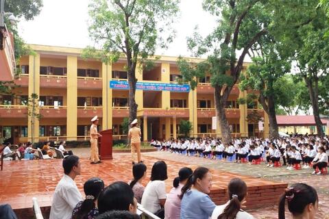 TRƯỜNG THPT PHÙ CỪ TỔ CHỨC TRUYỀN THÔNG LUẬT GIAO THÔNG