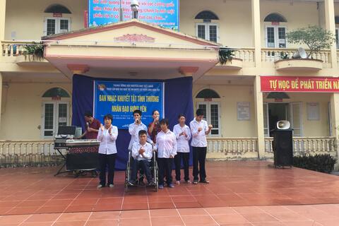 TRƯỜNG THPT PHÙ CỪ TỔ CHỨC BUỔI GIAO LƯU VỚI TRUNG TÂM NUÔI DẠY NGHỀ TRẺ EM KHUYẾT TẬT