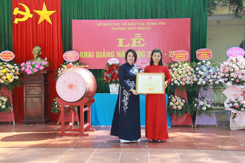 TẤM GƯƠNG NỮ GIÁO VIÊN TIÊU BIỂU TRƯỜNG THPT PHÙ CỪ
