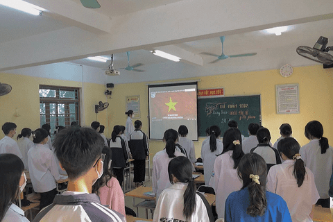 CHI ĐOÀN 10D2, TRƯỜNG THPT PHÙ CỪ SINH HOẠT VỚI CHỦ ĐỀ “NGƯỜI PHỤ NỮ TÔI YÊU”
