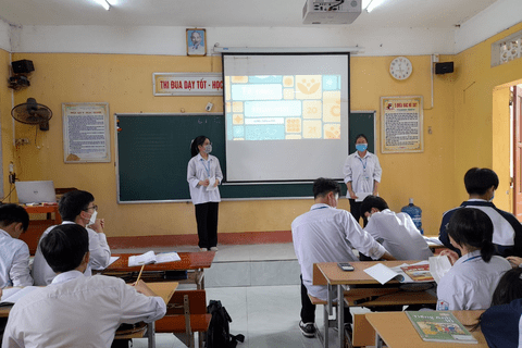 GIÁO VIÊN VÀ HỌC SINH TRƯỜNG THPT PHÙ CỪ THÍCH ỨNG NHANH VỚI CHƯƠNG TRÌNH LỚP 10 MỚI