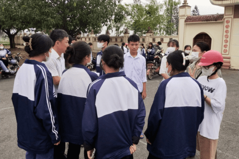 ĐOÀN TRƯỜNG THPT PHÙ CỪ TỔ CHỨC CHO HỌC SINH  KHỐI 11 LAO ĐỘNG VỆ SINH TẠI ĐỀN THỜ CÁC ANH HÙNG LIỆT SỸ HUYỆN PHÙ CỪ