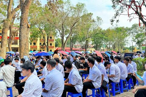 TRƯỜNG THPT PHÙ CỪ PHỐI HỢP CÙNG CÔNG AN HUYỆN TỔ CHỨC THÀNH CÔNG BUỔI TUYÊN TRUYỀN VỀ AN TOÀN GIAO THÔNG VÀ LUẬT AN NINH MẠNG