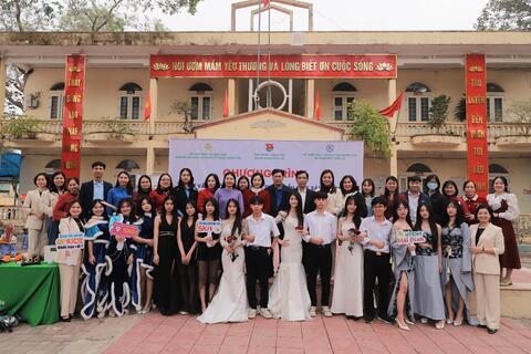 TRƯỜNG THPT PHÙ CỪ TỔ CHỨC CHƯƠNG TRÌNH TƯ VẤN HƯỚNG NGHIỆP CHO HỌC SINH TOÀN TRƯỜNG