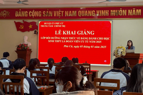 HỌC SINH TRƯỜNG THPT PHÙ CỪ THAM GIA LỚP BỒI DƯỠNG NHẬN THỨC VỀ ĐẢNG NĂM 2025