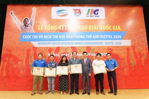 HỌC SINH TRƯỜNG THPT PHÙ CỪ NHẬN GIẢI TIN HỌC VĂN PHÒNG THẾ GIỚI
