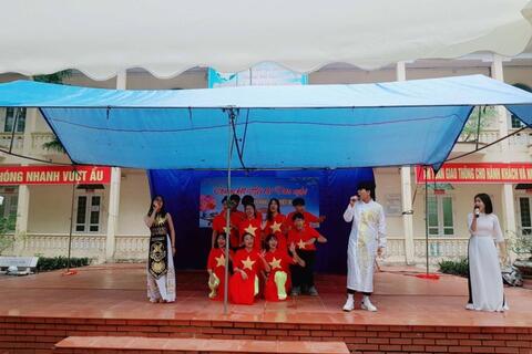 BẢN TIN HOẠT ĐỘNG CHÀO MỪNG NGÀY NHÀ GIÁO VIỆT NAM - LỚP 10A1