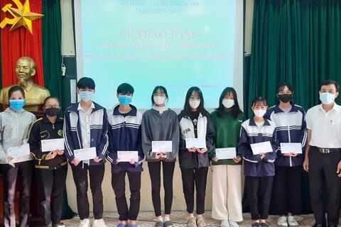 LỄ TRAO TẶNG HỌC SINH TRƯỜNG THPT PHÙ CỪ THEO CHƯƠNG TRÌNH “SÓNG VÀ MÁY TÍNH CHO EM”
