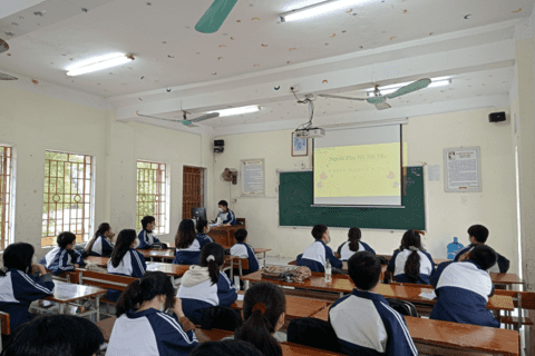 CHI ĐOÀN 10A6 TRƯỜNG THPT PHÙ CỪTỔ CHỨC BUỔI SINH HOẠT VỚI CHỦ ĐỀ “NGƯỜI PHỤ NỮ TÔI YÊU” NHÂN NGÀY 8/3