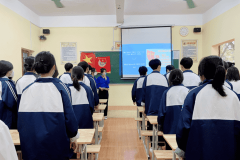 CHI ĐOÀN 10A2 TRƯỜNG THPT PHÙ CỪ  SINH HOẠT NGÀY 26/3 VỚI CHỦ ĐỀ “TUỔI TRẺ PHÙ CỪ SÁNG TẠO”