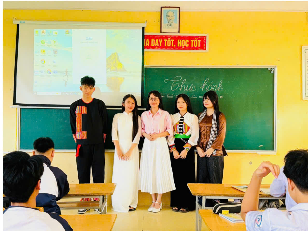 GIỮ HỒN DÂN TỘC QUA TỪNG NẾP ÁO