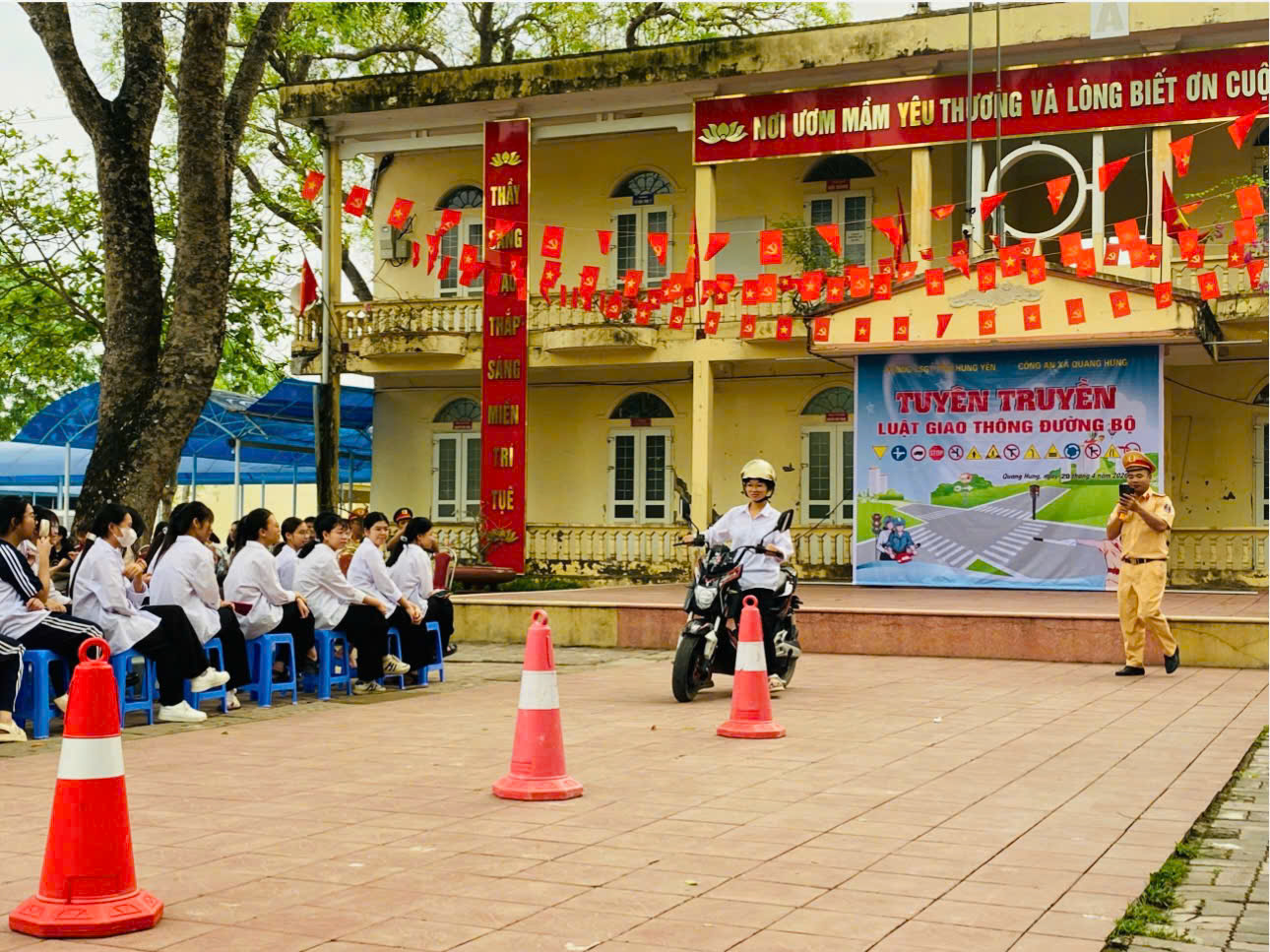 TRƯỜNG THPT PHÙ CỪ TỔ CHỨC TUYÊN TRUYỀN  LUẬT GIAO THÔNG ĐƯỜNG BỘ